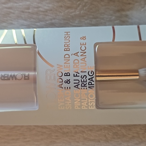 Flower eyeshadow shade & blend brush - Picture 2 of 5